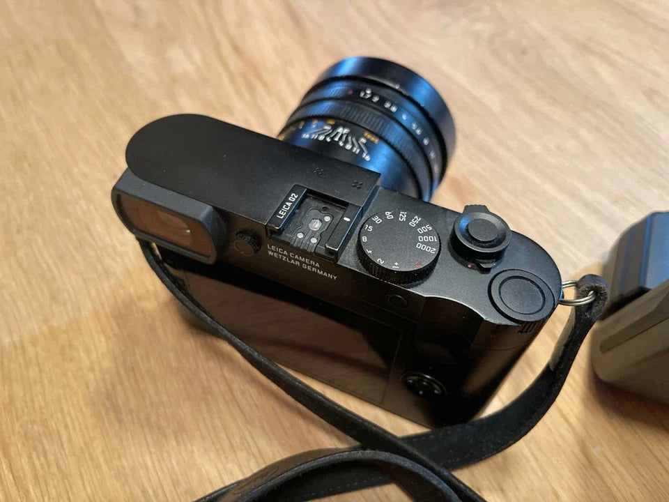 Leica Q2 Digital Camera + Leica SF40 Flash