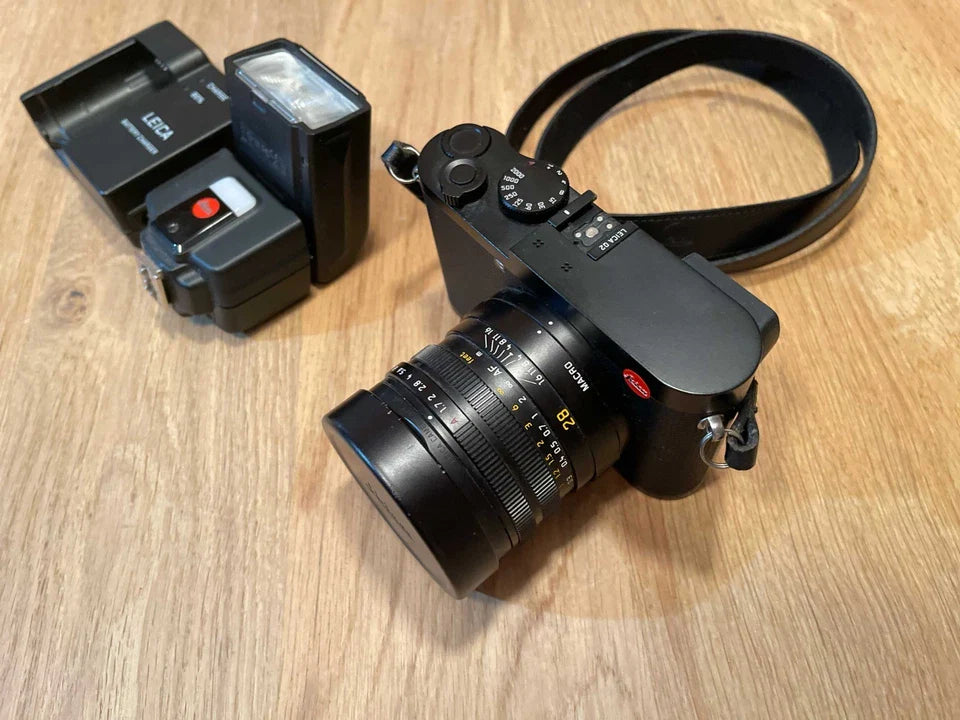 Leica Q2 Digital Camera + Leica SF40 Flash