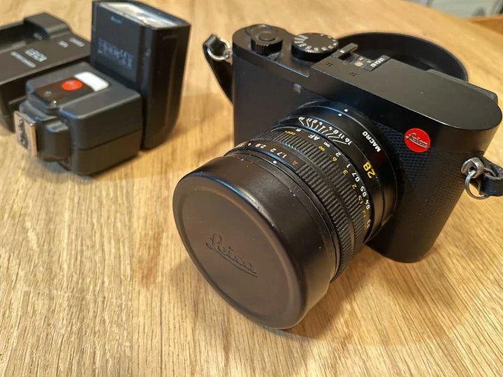Leica Q2 Digital Camera + Leica SF40 Flash